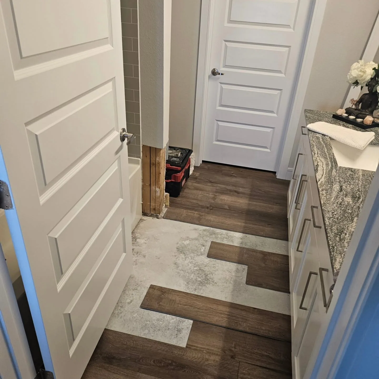 Bathroom vinyl plank install concrete subfloor granite vanity